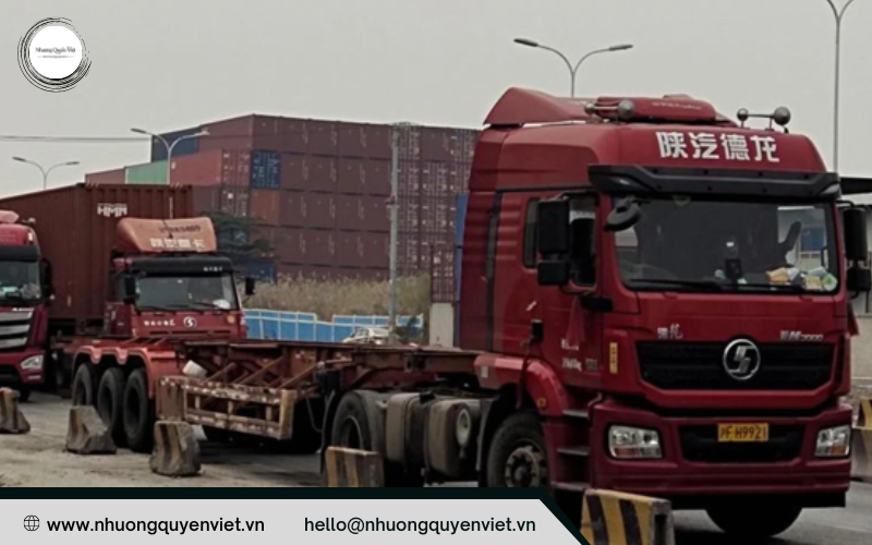 Đơn hàng toàn cầu giảm mạnh, container rỗng xếp đống tại cảng biển Trung Quốc