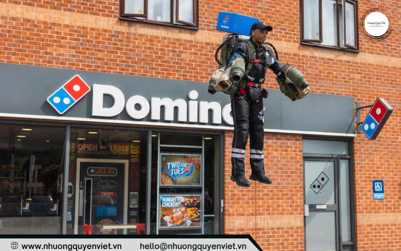 Domino’s Pizza độc lạ giao hàng bằng đường hàng không