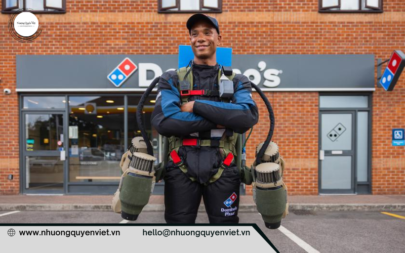 Domino’s Pizza độc lạ giao hàng bằng đường hàng không